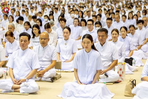 ภาพ No.232050:วันอาทิตย์ที่ 6 กรกฏาคม พ.ศ. 2568 พิธีตักบาตร ข้าวสารอาหารแห้ง  พิธีบูชาข้าวพระ สัมมนาพิเศษราชเหล็ก ณ สภาธรรมกายสากล วัดพระธรรมกาย