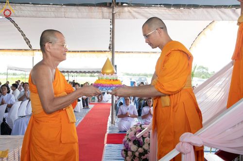 ภาพ No.91430:พิธีทอดผ้าป่ายกยอดดอกบัวสิริปทุมทิพย์  ประดิษฐาน ณ ปทุมเจดีย์  (เจดีย์พระพุทธเจ้า ๕ พระองค์) ณ ศูนย์อบรมเยาวชนจังหวัดปัตตานี 22 ตุลาคม พ.ศ.2566