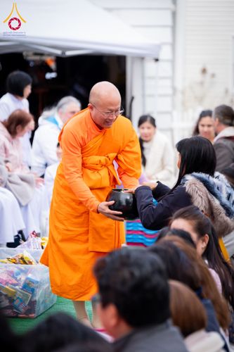 ภาพ No.62409:คณะศิษยานุศิษย์รวมใจสถาปนาและสมโภช ธรรมจักร เพื่ออัญเชิญประดิษฐาน ณ ยอดอุโบสถ 80 ปี หลวงพ่อธัมมชโย วัดพระธรรมกายนิวเจอร์ซี ประเทศสหรัฐอเมริกา  วันอาทิตย์ที่ 7 เมษายน พ.ศ. 2567