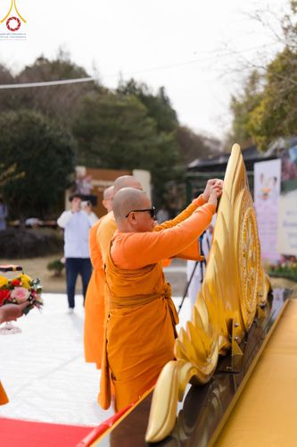 ภาพ No.132207:พิธีประดิษฐานยอดอุโบสถ บูชาธรรม 80 ปี หลวงพ่อธัมมชโย ณ วัดพระธรรมกายโทชิหงิ ประเทศญี่ปุ่น วันอาทิตย์ที่ 24 มีนาคม พ.ศ. 2567