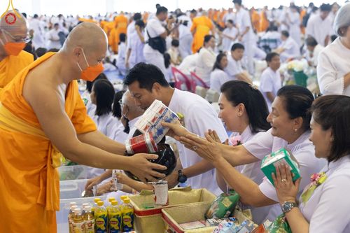 ภาพ No.124456:พิธีตักบาตรในวันมาฆบูชา ณ บ้านแก้วเรือนทองคุณยายฯ วัดพระธรรมกาย จ.ปทุมธานี วันเสาร์ที่ 24 กุมภาพันธ์ พ.ศ. 2567