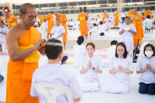 ภาพ No.274781:วันอาทิตย์ที่ 30 พฤศจิกายน พ.ศ. 2568 พิธีปลงผม โครงการอุปสมบทบูชาธรรมมหาปูชนียาจารย์ ปี 2568 ณ ลานธรรมพระมหาธรรมกายเจดีย์ ฝั่งทิศตะวันตก ระหว่างวิหารคดหมายเลข 8 และ 9 วัดพระธรรมกาย