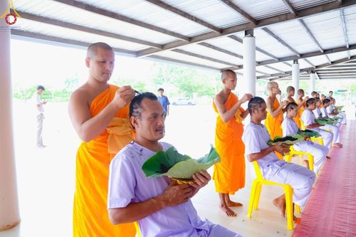 ภาพ No.186488:พิธีตัดปอย ปลงผม เวียนประทักษิณ  มอบบาตรผ้าไตร ขอขมาผู้ปกครอง และพิธีบรรพชาอุปสมบท  โครงการอุปสมบทหมู่บูชาธรรมมหาปูชนียาจารย์  ประจำปี 2567 ณ ศูนย์ปฏิบัติธรรมภาคใต้และวัดคงคาเลียบ อ.บางกล่ำ จ.สงขลา วันอาทิตย์ที่ 8 ธันวาคม พ.ศ. 2567