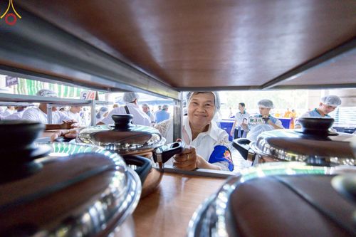 ภาพ No.219435:วันอังคารที่ 22 เมษายน พ.ศ. 2568 พิธีมอบปัจจัยช่วยเหลือครู 4 จังหวัดชายแดนภาคใต้ , พิธีกล่าวคำถวายอุปกรณ์ เพื่อเตรียมการต้อนรับคณะสงฆ์ฯ , พิธีกล่าวคำถวายภัตตาหารเป็นสังฆทาน , คณะสงฆ์ฉันภัตตาหารเพล  เนื่องในวันคุ้มครองโลก พิธีถวายมหาสังฆทานแด่คณะสงฆ์