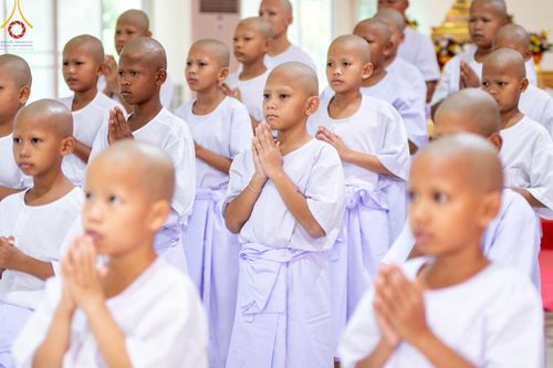 ภาพ No.59152:พิธีปลงผมและแห่นาคธรรมทายาท ในโครงการบรรพชาสามเณร ภาคฤดูร้อน เฉลิมพระเกียรติพระบาทสมเด็จพระเจ้าอยู่หัว เนื่องในโอกาส  พระราชพิธีมหามงคลเฉลิมพระชนมพรรษา 6 รอบ  ปลงผมนาคในวันที่ 21 เมษายน พ.ศ 2567 ณ วัดกลางธนรินทร์ (ธรรมอุทยานบ้านแป้ง)