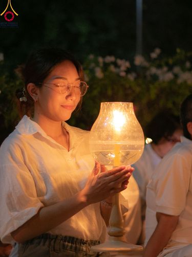 ภาพ No.112202:พิธีจุดประทีปถวายเป็นพุทธบูชา และบูชาธรรมมหาปูชนียาจารย์ พระมงคลเทพมุนี(สด จนฺทสโร) ในโครงการธรรมยาตรา กตัญญูบูชา มหาปูชนียาจารย์ พระมงคลเทพมุนี(สด จนฺทสโร) พระผู้ปราบมาร อนุสรณ์สถาน 7 แห่ง ปีที่ 12 วันที่ 14 มกราคม พ.ศ. 2567 ณ วัดสองพี่น้อง อ.สองพี่น้อง