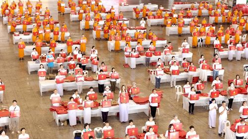 ภาพ No.210905:วันที่ 15 มีนาคม พ.ศ. 2568  บุญบรรจุกล่องไทยธรรม เพื่อถวายแด่พระสังฆาธิการ 40,000 กว่าวัดทั่วไทย ในวันคุ้มครองโลก 22 เมษายน พ.ศ. 2568