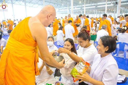 ภาพ No.205886:พิธีตักบาตร และ พิธีบูชาข้าวพระ ในวันอาทิตย์ต้นเดือน 2 กุมภาพันธ์ พ.ศ. 2568 ณ สภาธรรมกายสากล วัดพระธรรมกาย