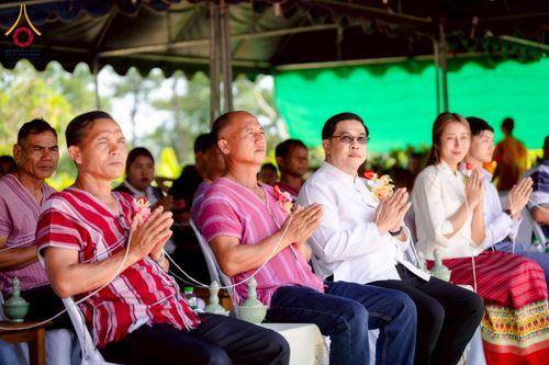 ภาพ No.255502:วันที่ 13 ตุลาคม พ.ศ. 2568 พิธีบรรจุพระบรมสารีริกธาตุ ผูกผ้า 7 สี เพื่อความเป็นสิริมงคล  และ ยกช่อฟ้า ประดิษฐานบนหลังคาอุโบสถวัดทุ่งเจริญธรรม ถวายบูชาธรรม 81 ปี หลวงพ่อธัมมชโย โดยคณะศิษยานุศิษย์ ณ วัดทุ่งเจริญธรรม อ.อมก๋อย จ.เชียงใหม่