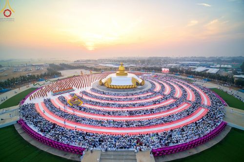 ภาพ No.201058:พิธีตักบาตรพระธรรมยาตรา ณ อนุสรณ์สถานลำดับที่ 5 สถานที่เผยแผ่วิชชาธรรมกายครั้งแรก อนุสรณ์สถานบางปลา วัดบางปลา อำเภอบางเลน จังหวัดนครปฐม ในโครงการธรรมยาตรา กตัญญูบูชา มหาปูชนียาจารย์ พระมงคลเทพมุนี(สด จนฺทสโร) พระผู้ปราบมาร อนุสรณ์สถาน 7 แห่ง ปีที่ 13