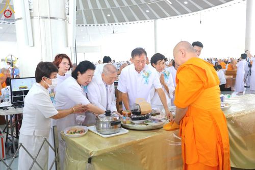 ภาพ No.162163:พิธีถวายภัตตาหารเมนูสวรรค์ เนื่องในวันออกพรรษา (ขึ้น 15 ค่ำ เดือน 11) วันพฤหัสบดีที่ 17 ตุลาคม พ.ศ. 2567 ณ หอฉันคุณยายอาจารย์ฯ วัดพระธรรมกาย