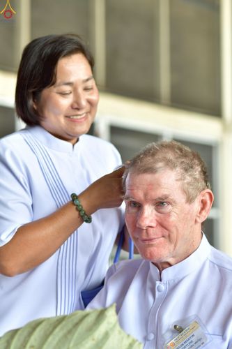 ภาพ No.230809:วันที่ 28 มิถุนายน พ.ศ. 2568 พิธีตัดปอยผมและปลงผม โครงการบวชพระนานาชาติ AEC & WAB รุ่นที่ 9 ณ วิหารคด 2 วัดพระธรรมกาย