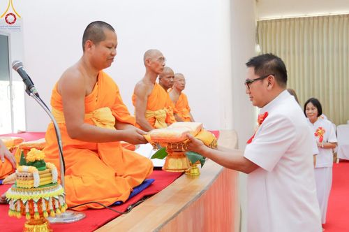 ภาพ No.216218:วันเสาร์ที่ 5 เมษายน พ.ศ. 2568 พิธีตัดปอยผม พิธีขอขมาผู้ปกครอง พิธีขอขมามอบผ้าไตร พิธีบรรพชา พิธีถวายบาตรสามเณร ณ ศูนย์ปฏิบัติธรรมและศูนย์อบรมเยาวชนเพชรบุรี ต.ท่าแลง อ.ท่ายาง จ.เพชรบุรี