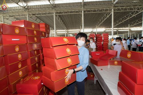 ภาพ No.212288:วันพุธที่ 19 มีนาคม พ.ศ. 2568 การบรรจุไทยธรรมลงกล่องสำเร็จ 43,500 กล่อง เพื่อถวายแด่พระสังฆาธิการ 40,000 กว่าวัดทั่วไทย ในวันคุ้มครองโลก 22 เมษายน พ.ศ. 2568 ณ บ้านแก้วเรือนทองคุณยายฯ วัดพระธรรมกาย