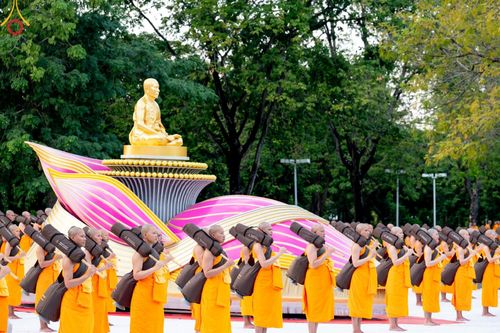 ภาพ No.186956:พระธรรมยาตราปฏิบัติธรรม และถ่ายภาพหมู่ประวัติศาสตร์ ปีที่ 13 ณ ลานทิศตะวันออก มหาวิหารพระมงคลเทพมุนี วัดพระธรรมกาย จ.ปทุมธานี วันเสาร์ที่ 28 ธันวาคม พ.ศ. 2567