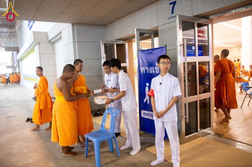 ภาพ No.208815:พระบาทสมเด็จพระเจ้าอยู่หัวทรงพระกรุณาโปรดเกล้าฯ พระราชทานภัตตาหารพระราชทาน แด่พระภิกษุ สามเณร ในการสอบบาลีสนามหลวง ณ วัดพระธรรมกาย วันที่ 22 กุมภาพันธ์ พ.ศ. 2568 ณ วัดพระธรรมกาย อำเภอคลองหลวง จังหวัดปทุมธานี