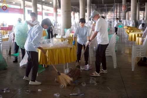 ภาพ No.220496:วันที่ 23-25 เมษายน พ.ศ. 2568 เจ้าหน้าที่และสาธุชนช่วยกัน รับบุญเก็บงานวันคุ้มครองโลก ณ วัดพระธรรมกาย