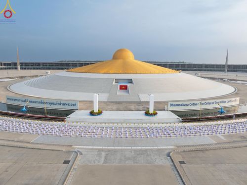 ภาพ No.214982:วันเสาร์ที่ 5 เมษายน พ.ศ. 2568 พิธีเวียนประทักษิณรอบพระมหาธรรมกายเจดีย์  พิธีวันทาเจดีย์ พิธีขอขมาและมอบผ้าไตร ในโครงการบรรพชาสามเณรฟื้นฟูพระพุทธศาสนาทั่วไทย , โครงการหน่อแก้วเปรียญธรรม รุ่นที่ 13 ,  โครงการสามเณรยุวธรรมทายาท รุ่นที่ 33 , โครงการสามเณรมั