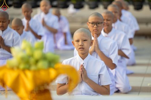 ภาพ No.133749:พิธีเวียนประทักษิณและพิธีวันทาเจดีย์ โครงการบรรพชาสามเณร ฟื้นฟูพระพุทธศาสนาทั่วไทย ณ วัดพระธรรมกาย วันเสาร์ที่ 6 เมษายน พ.ศ. 2567