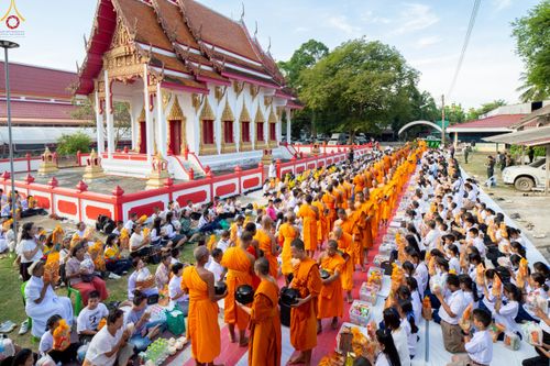 ภาพ No.234412:วันพฤหัสบดีที่ 24 กรกฎาคม พ.ศ. 2568 พิธีถวายสังฆทานแก่คณะสงฆ์ 323 วัด , พิธีมอบกองทุนหนุนแรงใจช่วยครูใต้ , พิธีทำบุญส่วนกุศลแด่ผู้วายชนม์ ในเหตุการณ์ความไม่สงบ 4 จังหวัด ชายแดนภาคใต้ (ปัตตานี , ยะลา , นราธิวาส , สงขลา) ปีที่ 21 ครั้งที่ 179 ณ วัดเวฬุวัน 