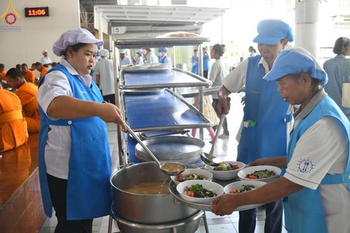 ภาพ No.165810:พิธีถวายภัตตาหารเมนูสวรรค์ วันที่ 26 ตุลาคม พ.ศ. 2567 ณ หอฉันคุณยายอาจารย์ฯ วัดพระธรรมกาย