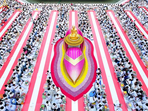 ภาพ No.107407:พิธีตักบาตรพระธรรมยาตราฯ ในโครงการธรรมยาตรากตัญญูบูชา มหาปูชนียาจารย์ พระมงคลเทพมุนี(สด จนฺทสโร) พระผู้ปราบมาร ปีที่ 12 ณ อนุสรณ์สถานมหาวิหารพระมงคลเทพมุนี อ.สองพี่น้อง จ.สุพรรณบุรี วันที่ 7 มกราคม พ.ศ. 2567