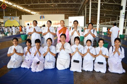 ภาพ No.143425:พิธีตักบาตร ข้าวสารอาหารแห้ง ณ บ้านแก้วเรือนทองคุณยายฯ และ พิธีบูชาข้าวพระ  ณ สภาธรรมกายสากล วัดพระธรรมกาย วันอาทิตย์ที่ 7 กรกฎาคม พ.ศ. 2567