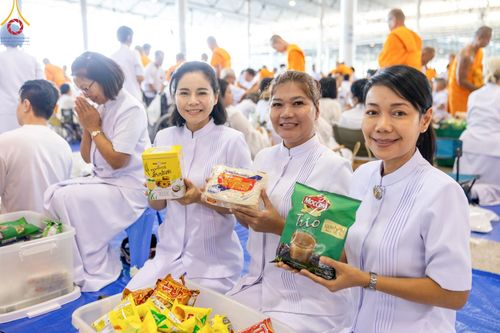 ภาพ No.158960:พิธีตักบาตร ในวันอาทิตย์ต้นเดือน วันที่ 6 ตุลาคม พ.ศ. 2567 ณ สภาธรรมกายสากล วัดพระธรรมกาย