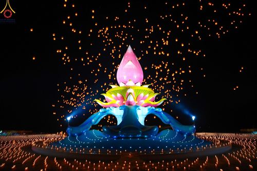 ภาพ No.175978:พิธีจุดประทีปโคมลาน, โคมลอยและลอยกระทง ถวายประทีปเป็นพุทธบูชา สร้างความสว่างไสวให้กับแผ่นดินด้วยแสงธรรม วันที่ 15 พฤศจิกายน พ.ศ. 2567 ณ พุทธอุทยานนานาชาติ อ.โพนพิสัย จ.หนองคาย