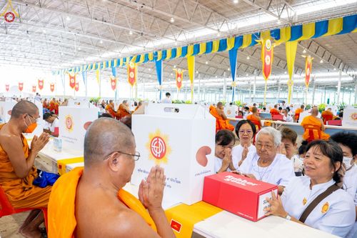 ภาพ No.85394:พิธีถวายมหาสังฆทานคณะสงฆ์ 2000 กว่าวัดทั่วประเทศปีที่ 23, พิธีถวายไทยธรรมคณะสงฆ์ 323 วัด 4 จังหวัดชายแดนภาคใต้, พิธีมอบปัจจัยช่วยเหลือครู 4 จังหวัดชายแดนภาคใต้ ณ สภาธรรมกายสากล วัดพระธรรมกาย ในวันสมาธิโลก อาทิตย์ที่ 6 สิงหาคม พ.ศ. 2566