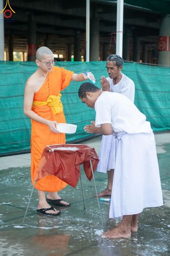 ภาพ No.180027:พิธีปลงผมนาคธรรมทายาท ในโครงการอุปสมบทหมู่ บูชาธรรมมหาปูชนียาจารย์ (ศูนย์อบรมวัดพระธรรมกาย) วันที่ 1 ธันวาคม พ.ศ. 2567 ณ ลานธรรมหารัตนวิหารคด วัดพระธรรมกาย จ.ปทุมธานี