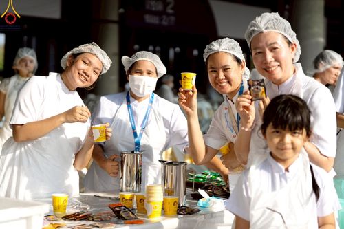 ภาพ No.219306:บรรยากาศการเดินทางเข้าวัดพระธรรมกาย , การต้อนรับปฏิสันถาร , การฉันภัตตาหารเช้า , การลงทะเบียนพระสังฆาธิการ  เนื่องในวันคุ้มครองโลก พิธีถวายมหาสังฆทานคณะสงฆ์ 40,000 กว่าวัดทั่วประเทศ ณ วัดพระธรรมกาย
