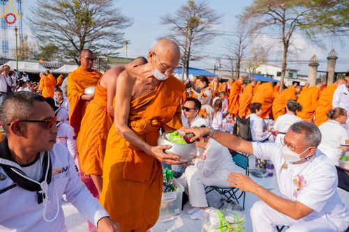 พิธีตักบาตรพระภิกษุและสามเณร 180 รูป ณ ลานองค์พระสมุทรเจดีย์ จ.สมุทรปราการ วันเสาร์ที่ 27 เมษายน พ.ศ. 2567