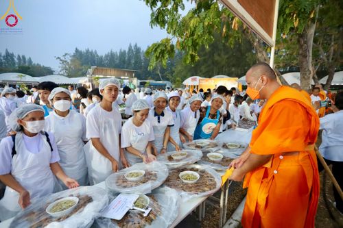 ภาพ No.111880:พิธีถวายภัตตาหารเป็นสังฆทาน แด่คณะพระธรรมยาตราฯ ในโครงการธรรมยาตรา กตัญญูบูชา มหาปูชนียาจารย์ พระมงคลเทพมุนี(สด จนฺทสโร) พระผู้ปราบมาร อนุสรณ์สถาน 7 แห่ง ปีที่ 12 วันที่ 14 มกราคม พ.ศ. 2567 ณ อนุสรณ์สถานมหาวิหารพระมงคลเทพมุนี  (โลตัสแลนด์) อ.สองพี่น้อง จ