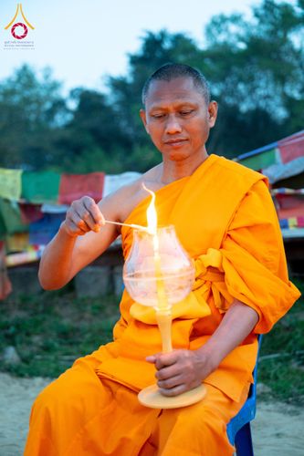 ภาพ No.132375:พิธีจุดโคมประทีปถวายเป็นพุทธบูชา ในโครงการบรรพชา 1,250 รูป ณ แดนประสูติ สวนลุมพินี ประเทศเนปาล วันที่ 17 มีนาคม พ.ศ. 2567