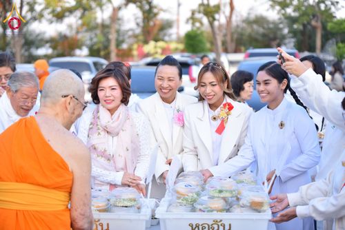 ภาพ No.194402:พิธีถวายภัตตาหารเป็นสังฆทาน แด่พระธรรมยาตรา ณ อนุสรณ์สถานมหาวิหารพระมงคลเทพมุนี (โลตัสแลนด์) อ.สองพี่น้อง จ.สุพรรณบุรี ในโครงการธรรมยาตรา กตัญญูบูชา มหาปูชนียาจารย์ พระมงคลเทพมุนี(สด จนฺทสโร) พระผู้ปราบมาร ปีที่ 13 วันที่ 13 มกราคม พ.ศ.2568