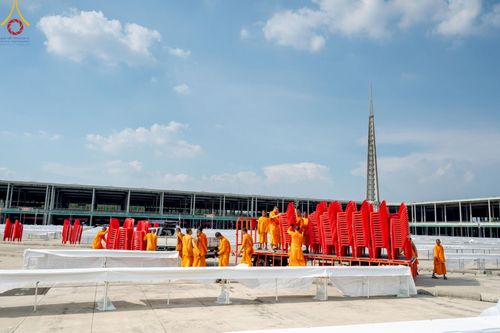 ภาพ No.220806:วันที่ 24-25 เมษายน พ.ศ. 2568 การเก็บงาน ผ้ารับประเคน ผ้าระบาย โต๊ะ เก้าอี้  ภายหลังงานวันคุ้มครองโลก ณ วัดพระธรรมกาย