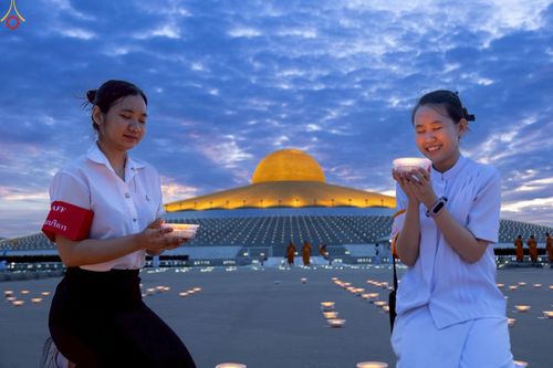 ภาพ No.241009:วันพุธที่ 27 สิงหาคม พ.ศ. 2568 พิธีจุดประทีป ในวันธรรมชัย ณ วัดพระธรรมกาย