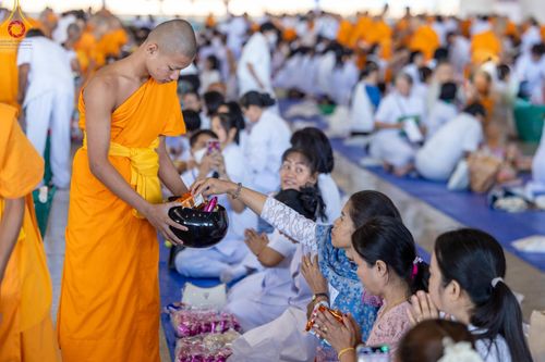 ภาพ No.177607:พิธีตักบาตรและพิธีบูชาข้าวพระ ในวันอาทิตย์ต้นเดือนที่ 1 ธันวาคม พ.ศ. 2567 ณ สภาธรรมกายสากล วัดพระธรรมกาย