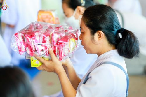 ภาพ No.151030:พิธีตักบาตร ในวันอาทิตย์ต้นเดือน วันที่ 1 กันยายน พ.ศ. 2567 ณ สภาธรรมกายสากล วัดพระธรรมกาย