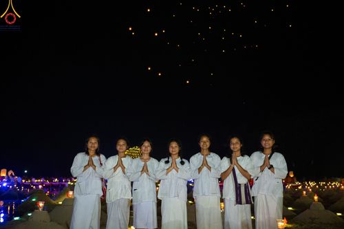 ภาพ No.138671:Photo Story  มหัศจรรย์วัดดงดินแดง Episode 6 พระภิกษุ-สามเณร ในโครงการบรรพชาอุปสมบทหมู่  กว่า 500 รูป และศีลจาริณีกว่า 300 คน ร่วมกันก่อพระเจดีย์ทราย 20,000 องค์ และจุดประทีป  บูชาธรรม 80 ปี หลวงพ่อธมฺมชโย กลางลำน้ำแม่ตื่น