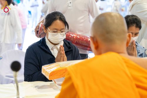 ภาพ No.193749:สาธุชนถวายภัตตาหารเป็นสังฆทาน แด่พระธรรมยาตรา ณ อนุสรณ์สถานมหาวิหารพระมงคลเทพมุนี (โลตัสแลนด์) อ.สองพี่น้อง จ.สุพรรณบุรี ในโครงการธรรมยาตรา กตัญญูบูชา มหาปูชนียาจารย์ พระมงคลเทพมุนี(สด จนฺทสโร) พระผู้ปราบมาร ปีที่ 13 วันที่ 12 มกราคม พ.ศ.2568