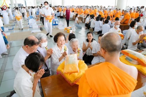 ภาพ No.115574:พิธีเจริญพระพุทธมนต์ และถวายภัตตาหาร ในวาระครบ 115 ปี วันคล้ายวันเกิด คุณยายอาจารย์ มหารัตนอุบาสิกาจันทน์ ขนนกยูง (ผู้ให้กำเนิดวัดพระธรรมกาย) วันศุกร์ที่ 19 มกราคม พ.ศ. 2567 ณ หอฉันคุณยายอาจารย์ วัดพระธรรมกาย