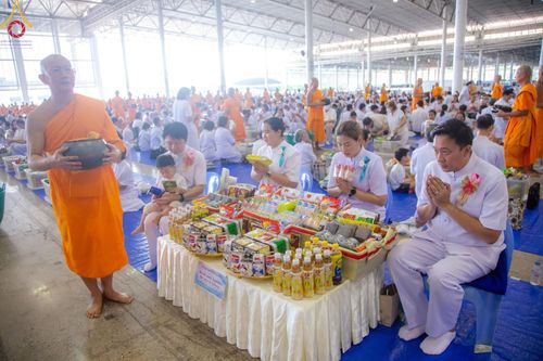 ภาพ No.136595:พิธีตักบาตร พิธีบูชาข้าวพระ ในวันอาทิตย์ต้นเดือนที่ 5 พฤษภาคม พ.ศ. 2567 ณ วัดพระธรรมกาย จ.ปทุมธานี