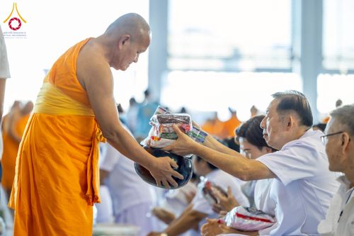 ภาพ No.277026:วันอาทิตย์ที่ 7 ธันวาคม พ.ศ. 2568 พิธีตักบาตรอาทิตย์ต้นเดือน ณ บ้านแก้วเรือนทองคุณยายฯ วัดพระธรรมกาย