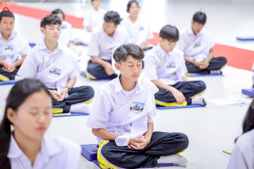 ภาพ No.249104:วันที่ 26-28 กันยายน พ.ศ. 2568 โครงการอบรม อุบาสกแก้ว อุบาสิกาแก้ว รุ่นที่ 3  ณ ศูนย์ปฏิบัติธรรมสมุทรปราการ ได้รับความเมตตาจากคณะสงฆ์ในพื้นที่  รวมถึงผู้บริหารสถานศึกษา ที่นำนักเรียนระดับมัธยมปลาย  มารับฟังข้อมูลเพื่อที่จะเป็นกำลังสำคัญ ในการเข้าร่วมขบวน