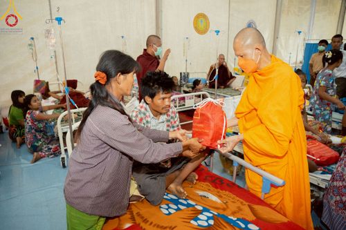 ภาพ No.220336:วันที่ 17 เมษายน พ.ศ. 2568 ผู้แทนวัดพระธรรมกาย ลงพื้นที่เยียวยา ซับน้ำตาเหยื่อแผ่นดินไหวมัณฑะเลย์