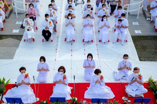ภาพ No.101850:ตักบาตรพระ 10,000 รูป เติมบุญให้แผ่นดิน เนื่องในโอกาส 192 ปี จังหวัดกาญจนบุรี หนึ่งในโครงการตักบาตรพระ 2,000,000 รูป  77 จังหวัดทุกวัดทั่วไทย วันจันทร์ที่ 11 ธันวาคม พ.ศ. 2566 บริเวณถนนสองแคว (SKY WALK) เมืองกาญจนบุรี