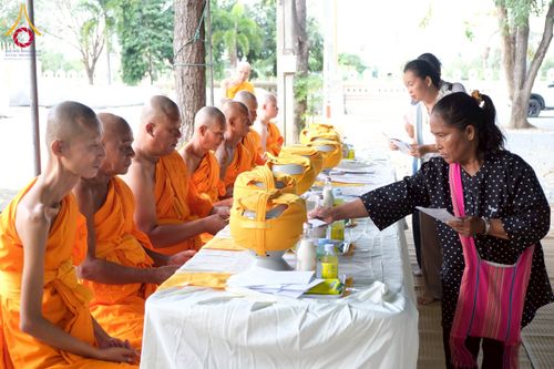 ภาพ No.277960:พิธีตัดปอยผมและปลงผมนาคธรรมทายาท พิธีขอขมาผู้ปกครอง ณ ศูนย์อบรมเยาวชนนครปฐม จ.นครปฐม และพิธีมอบบาตร ผ้าไตร นาคธรรมทายาท พิธีบรรพชา อุปสมบทหมู่ ณ วัดลาดหญ้าไทร จ.นครปฐม