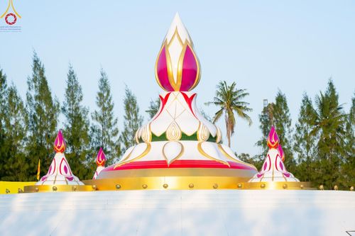 ภาพ No.192675:พิธีจุดประทีปถวายเป็นพุทธบูชา และบูชาธรรมมหาปูชนียาจารย์ ณ อนุสรณ์สถานคลองบางนางแท่น อ.สามพราน จ.นครปฐม ในโครงการธรรมยาตรา กตัญญูบูชา มหาปูชนียาจารย์ พระมงคลเทพมุนี(สด จนฺทสโร) พระผู้ปราบมาร อนุสรณ์สถาน 7 แห่ง ปีที่ 13 วันที่ 10 มกราคม พ.ศ. 2568